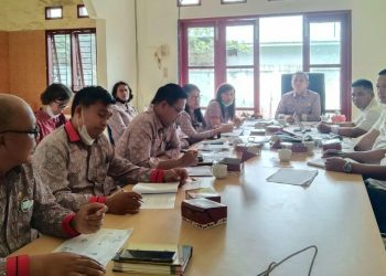 Bupati Simalungun yang diwakili Sekretaris Daerah Kabupaten (Sekdakab) Simalungun, Esron Sinaga, saat memimpin Rapat Koordinasi (Rakor) dengan Jajaran Direksi PD. Agromadear, di Ruang Rapat Sekda Kabupaten Simalungun, Pamatang Raya, Sumut, Kamis (19/5/2022).