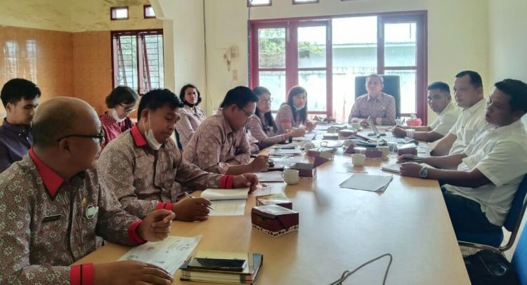 Bupati Simalungun yang diwakili Sekretaris Daerah Kabupaten (Sekdakab) Simalungun, Esron Sinaga, saat memimpin Rapat Koordinasi (Rakor) dengan Jajaran Direksi PD. Agromadear, di Ruang Rapat Sekda Kabupaten Simalungun, Pamatang Raya, Sumut, Kamis (19/5/2022).