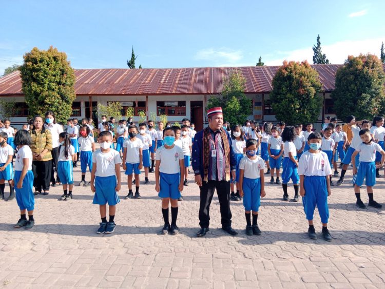 Akademisi Unimed, Dr. Dion Sihombing, M.Si, tampil memotivasi siswa-siswi SDN 173403 Sirisirisi Dolok Sanggul, di lapangan sekolah, Jumat (20/5/2022)