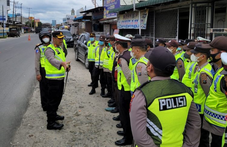 Kapolres Simalungun, AKBP Nicolas Dedy Arifianto saat memberikan arahan kepada para personil.
