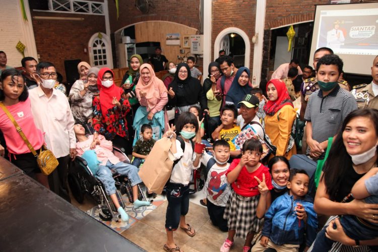 Foto bersama Plt. Wali Kota Pematangsiantar disela acara.