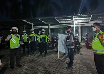 Kapolres Simalungun, AKBP Nicolas Dedy Arifianto SH, SIK, MH, memimpin apel konsolidasi bersama Polres Siantar, di Pos Pengamanan (Pam) Simpang Sigagak Sinaksak, Kecamatan Tapian Dolok, Kabupaten Simalungun, Kamis (5/5/2022, sekira pukul 18.30 WIB.
