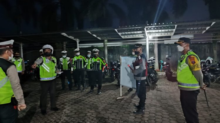 Kapolres Simalungun, AKBP Nicolas Dedy Arifianto SH, SIK, MH, memimpin apel konsolidasi bersama Polres Siantar, di Pos Pengamanan (Pam) Simpang Sigagak Sinaksak, Kecamatan Tapian Dolok, Kabupaten Simalungun, Kamis (5/5/2022, sekira pukul 18.30 WIB.