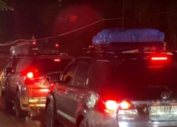 Situasi kondisi kemacetan di Jalinsum Batubara, Desa Petatal, Sabtu (7/5/2022) dini hari. Kemacetan diperkirakan hingga belasan kilometer. (Alif Alqadri Harahap / Tribun-Medan.com)