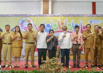 Foto bersama disela acara.