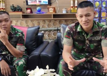 Prada Junior Noval Ibrahim (kiri) dan Prada Ardian Sapta Savela saat menceritakan kisahnya melawan begal di Kebayoran Baru saat ditemui di Batalyon Arhanud 10/ABC, Pesanggrahan, Jakarta Selatan, Selasa (10/5/2022). [Suara.com/Ria Rizki Nirmala Sari]