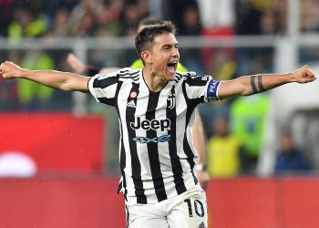Striker Juventus, Paulo Dybala merayakan gol ke gawang Genoa dalam laga Liga Italia 2021/2022 di Stadion Luigi Ferraris, Sabtu (7/5/2022). (Foto: REUTERS)
