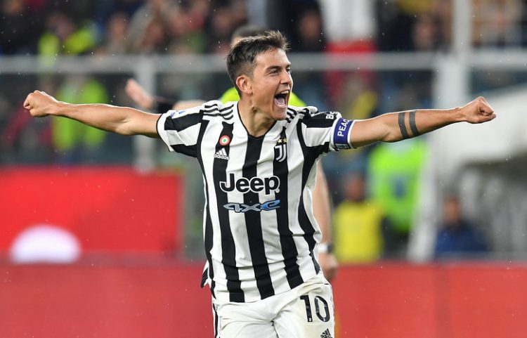 Striker Juventus, Paulo Dybala merayakan gol ke gawang Genoa dalam laga Liga Italia 2021/2022 di Stadion Luigi Ferraris, Sabtu (7/5/2022). (Foto: REUTERS)