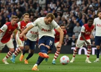 Striker Tottenham Hotspur Harry Kane (tengah) mencetak gol pembuka dari titik penalti pada pertandingan sepak bola Liga Premier Inggris antara Tottenham Hotspur dan Arsenal di Stadion Tottenham Hotspur di London, pada 12 Mei 2022. Glyn Kirk/AFP