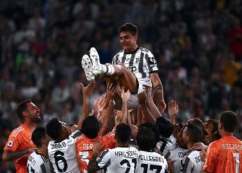 Penyerang Juventus asal Argentina Paulo Dybala diarak rekan setimnya pada akhir pertandingan pekan ke-37 Liga Italia 2021/2022 antara Juventus vs Lazio di “Stadion Allianz” di Turin, pada 16 Mei 2022. Dybala akan meninggalkan Juventus pada akhir musim. MARCO BERTORELLO / AFP.