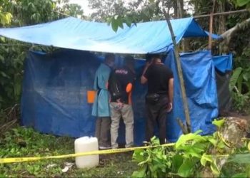 Polisi bersama dokter forensik Rumah Sakit Bhayangkara Polda Sumatra Utara, membongkar makam korban pembunuhan di Desa Simangambat, Kabupaten Mandina. Foto/iNews TV/Ahmad Husein Lubis