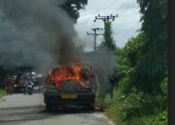 Sebuah angkutan kota (angkot) dengan nomor polisi BK 1006 TS milik E boru Saragih, ludes terbakar. SINDOnews/Rikcy