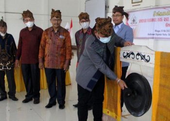 Pembukaan acara Seminar Nasional Asal Usul Morga Sinaga Hasusuran Simalungun yang dilaksanakan oleh Keluarga Besar Harungguan Sinaga Boru Panogolan (HSBP) Siantar – Simalungun, ditandai dengan pemukulan gong oleh Bupati Simalungun Radiapoh Hasiholan Sinaga yang diwakili Sekretaris Daerah (Sekda), Drs Esron Sinaga MSi, di Auditorium Rajamin Purba Universitas Simalungun (USI) Pematangsiantar, Minggu (15/05/2022).