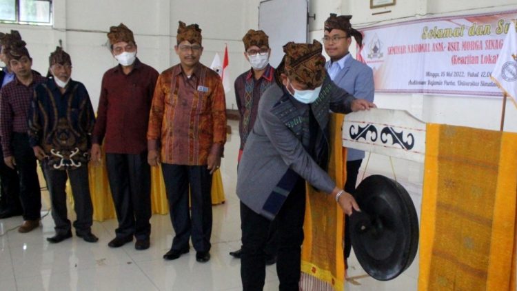 Pembukaan acara Seminar Nasional Asal Usul Morga Sinaga Hasusuran Simalungun yang dilaksanakan oleh Keluarga Besar Harungguan Sinaga Boru Panogolan (HSBP) Siantar – Simalungun, ditandai dengan pemukulan gong oleh Bupati Simalungun Radiapoh Hasiholan Sinaga yang diwakili Sekretaris Daerah (Sekda), Drs Esron Sinaga MSi, di Auditorium Rajamin Purba Universitas Simalungun (USI) Pematangsiantar, Minggu (15/05/2022).