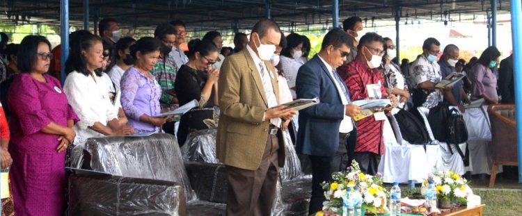 Bupati Simalungun, Radiapoh Hasiholan Sinaga, didampingi Plt Kadis Kominfo, SML Simangunsong, menghadiri reuni akbar alumni SMA Swasta GKPS 1 Pamatang Raya, di Pamatang Raya, Kecamatan Raya, Kabupaten Simalungun, Sumut, Minggu (01/05/2022).