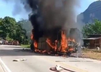 Sebuah bus milik perusahaan otobus (PO) Antar Lintas Sumatera (ALS) terbakar di Jalan Lintas Sumatera pada Jumat (13/5/2022) semalam. TRIBUN MEDAN/HO