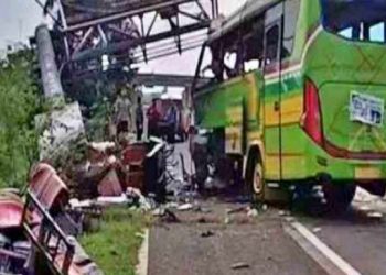 Kecelakaan bus di Tol Surabaya-Mojokerto [foto: Beritajatim]