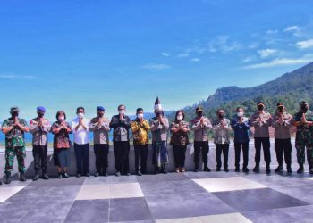 Foto bersama disela kegiatan di kawasan Danau Toba.