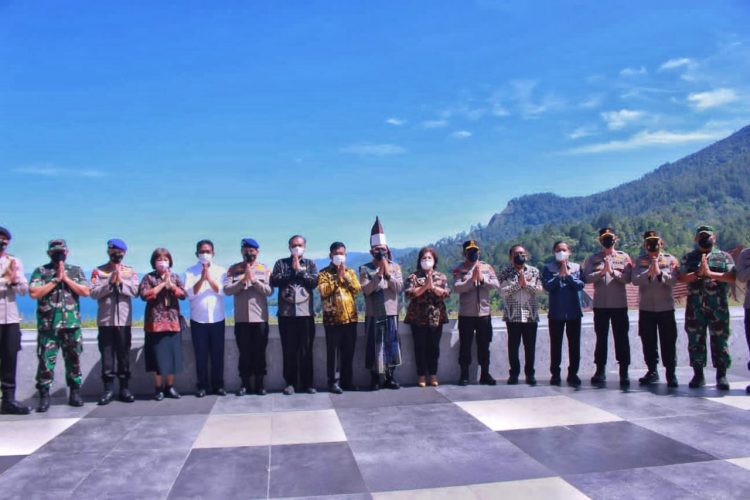 Foto bersama disela kegiatan di kawasan Danau Toba.