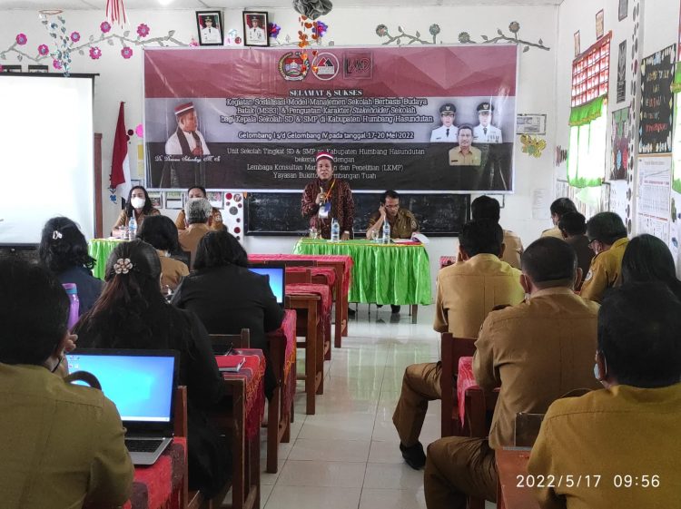 Dr Dionisius Sihombing MSi, menyampaikan Model Manajemen Sekolah Berbasis Budaya Batak (MSB3) kepada sejumlah kepala sekolah tingkat SD dan SMP,  di gedung SD di Desa Sirisirisi Dolok Sanggul, Selasa (17/5/2022) kemarin.