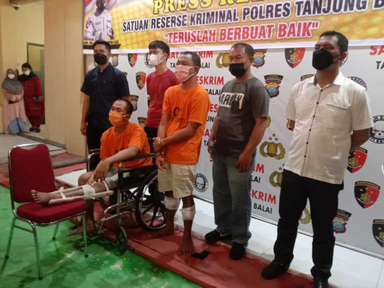 Foto kedua tersangka yang terpaksa ditembak Polisi.