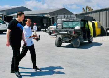 Presiden Joko Widodo (kanan) bersama CEO SpaceX Elon Musk (kiri) saat melakukan kunjungan ke Space X di Boca Chica, Amerika Serikat, Sabtu (14/5/2022). [Biro Pers Sekretarian Presiden]