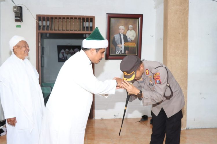 Kapolres Pematangsiantar AKBP Fernando SH, SIK saat mengunjungi Tuan Guru Batak (TGB) Syekh Dr. H. Ahmad Sabban El Rahmaniy Rajagukguk, MA, Jumat (13/5/2022), sekitar pukul 14.30 WIB, di Serambi Bubussalam, Desa Jawa Tongah, Kecamatan Hatonduhan, Kabupaten Simalungun.