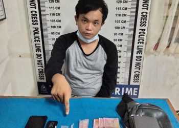 Foto pelaku menunjuk barang bukti sabu.