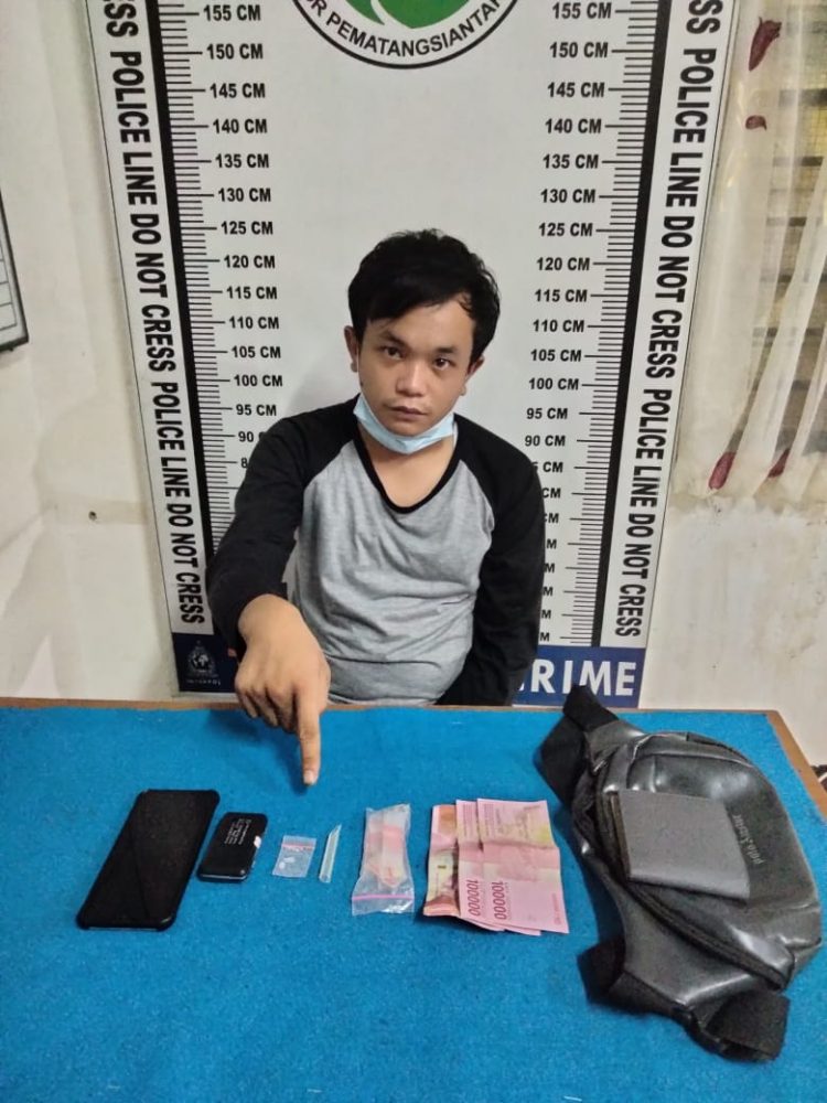 Foto pelaku menunjuk barang bukti sabu.