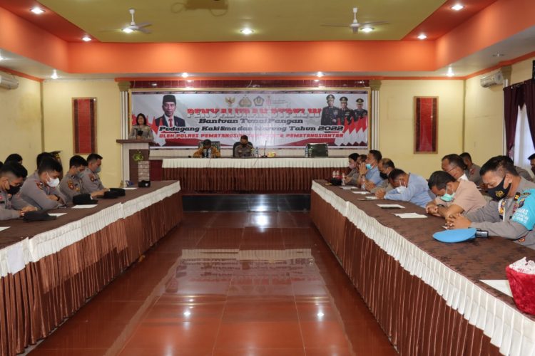 Personil yang beragama Kristen, ikuti ibadah di Aula Wdidya Satya Brata.