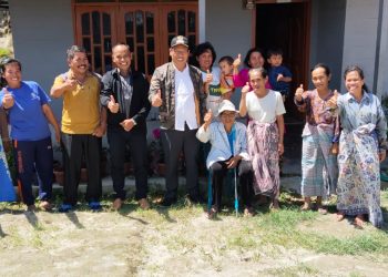 Bupati Humbahas Dosmar Banjarnahor, foto bersama warga Desa Lobutua, Kecamatan Paranginan, Kamis (12/5/2022).