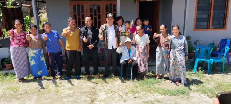 Bupati Humbahas Dosmar Banjarnahor, foto bersama warga Desa Lobutua, Kecamatan Paranginan, Kamis (12/5/2022).