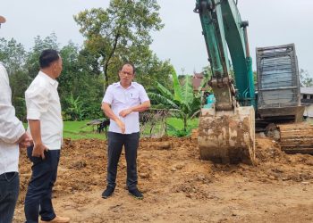 Bupati Humbahas, Dosmar Banjarnahor didampingi Kepala Dinas PUPR Humbahas, Mangoloi Tua Purba didampingi Pejabat Pembuat Komitmen (PPK), Gohan Tambunan saat meninjau pengerjaan proyek lanjutan pengaspalan hotmix Pulogodang-Temba, Rabu (11/5/2022).