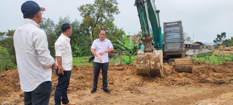 Bupati Humbahas, Dosmar Banjarnahor didampingi Kepala Dinas PUPR Humbahas, Mangoloi Tua Purba didampingi Pejabat Pembuat Komitmen (PPK), Gohan Tambunan saat meninjau pengerjaan proyek lanjutan pengaspalan hotmix Pulogodang-Temba, Rabu (11/5/2022).