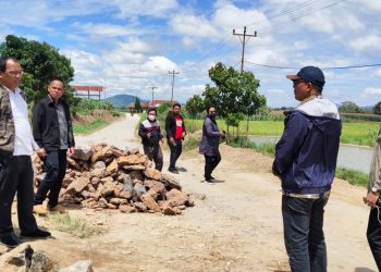 Bupati Humbahas, Dosmar Banjarnahor, didampingi Kepala Dinas PUPR Humbahas, Mangolo Tua Purba saat meninjau pelaksanaan pembangunan peningkatan kapasitas struktur Jalan Sibuntuon- Panoguan Solu, Kecamatan Paranginan, dan Pargaulan - Lobutua-, batas Taput, Kecamatan Lintong Nihuta, Kamis (12/5/2022).