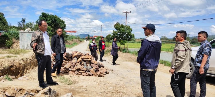 Bupati Humbahas, Dosmar Banjarnahor, didampingi Kepala Dinas PUPR Humbahas, Mangolo Tua Purba saat meninjau pelaksanaan pembangunan peningkatan kapasitas struktur Jalan Sibuntuon- Panoguan Solu, Kecamatan Paranginan, dan Pargaulan - Lobutua-, batas Taput, Kecamatan Lintong Nihuta, Kamis (12/5/2022).