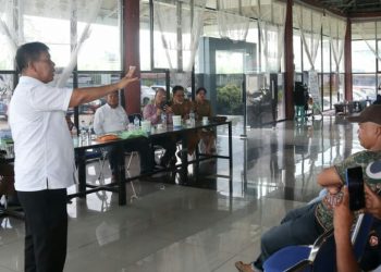 Bupati Simalungun, Radiapoh Hasiholan Sinaga saat silaturahmi dengan petani jeruk Kecamatan Purba, di Rest Area Nagori Purba Tongah, Kecamatan Purba, Kabupaten Simalungun, Sumut, Selasa (24/5/2022).