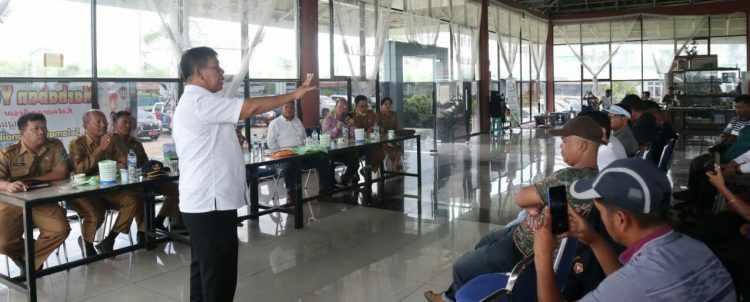 Bupati Simalungun, Radiapoh Hasiholan Sinaga saat silaturahmi dengan petani jeruk Kecamatan Purba, di Rest Area Nagori Purba Tongah, Kecamatan Purba, Kabupaten Simalungun, Sumut, Selasa (24/5/2022).