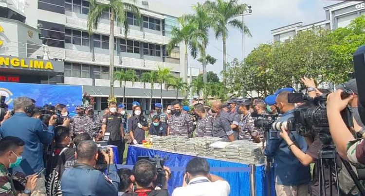 TNI AL temukan koain seberat 179 Kg di Selat Sunda (Foto : MPI)