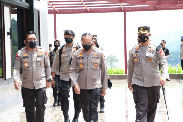 Kapolres Simalungun dampingi kunjungan kerja Kabaharkam Polri dan Kapoldasu ke Kota Parapat, Jumat (13/5/2022) pagi, pukul 09.00 WIB.