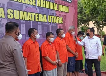 Polda Sumut saat menghadirkan 3 tersangka tragedi longsornya tambang emas di Madina yang menewaskan 12 emak-emak. Foto: MPI/Wahyudi Aulia Siregar