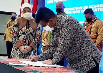 Bupati Simalungun saat penandatangan nota kesepakatan, disaksikan Menteri Ketenagakerjaan, Ida Fauziyah, di Balai Besar Pelatihan Vokasi dan Produktivitas (BBPVP) Medan, Jalan Gatot Subroto No Km 7,8, Kecamatan Medan Sungal, Kota Medan, Sumatera Utara, Selasa (17/5/2022).
