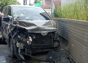 Kondisi mobil yang menabrak dan melindas pemotor di Medan (Foto: Istimewa)