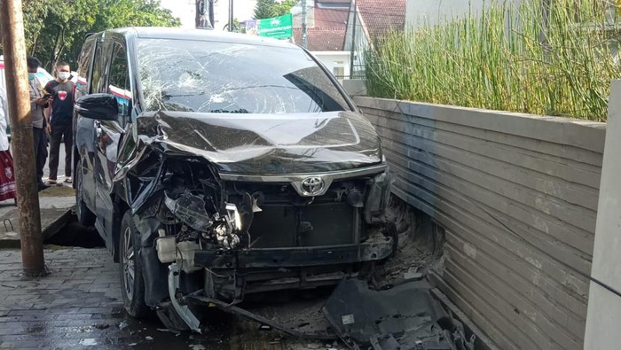 Kondisi mobil yang menabrak dan melindas pemotor di Medan (Foto: Istimewa)