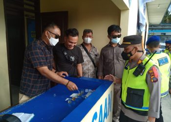 Polisi Test Urine Nahkoda dan ABK di Pelabuhan Tiga Raja.