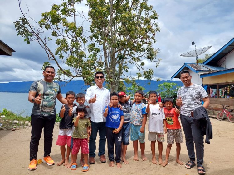 Bupati Simalungun, Radiapho Hasiholan Sinaga bersama Kapolres, AKBP Nicolas Dedy Arifianto, Dandim 0207/Sml, Letkol Inf Roly Souhoka, saat memantau situasi destinasi pariwisata, di Kota Wisata Parapat, Selasa (3/5/2022).