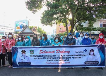Foto bersama disela kegiatan.
