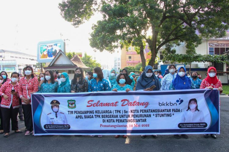 Foto bersama disela kegiatan.
