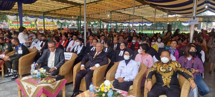 Plt. Wali Kota Pematangsiantar, dr. Susanti Dewayani, Sp.A, beserta undangan dan ribuan umat Kristen, menghadiri Perayaan Paskah Oikumene Kota Pematangsiantar, pada Rabu (25/5/2022) sore, pukul 14.00 WIB, di lapangan H. Adam Malik Pematangsiantar.