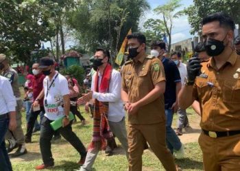 Wali Kota Medan Bobby Nasution saat mendampingi Pemilik RANS Entertainment Raffi Ahmad untuk meninjau lahan di Medan Zoo Simalingkar, Selasa (17/5/2022). Kartika / Tribun Medan